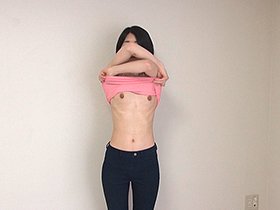 女子がTシャツやタンクトップ脱ぐときに『バッ』って飛び出るおっぱい。　サンプル画像09